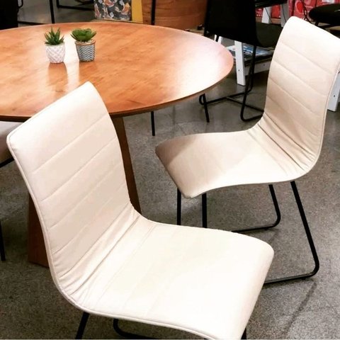 Conjunto 2 Cadeiras Cristal courino bege pés preto Linho bege