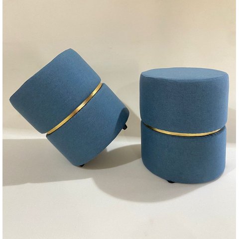 Kit 2 Puffs Redondo Decorativo com Detalhe Dourado, Tecido Linho Azul, Estilo Moderno, Sala Moveis