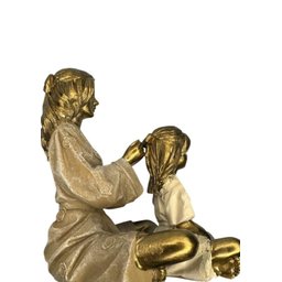 Estatua Carinho e Amor Mãe Penteando Cabelo Filha Laços entre Mãe e Filha - 8