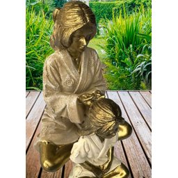 Estatua Carinho e Amor Mãe Penteando Cabelo Filha Laços entre Mãe e Filha - 10
