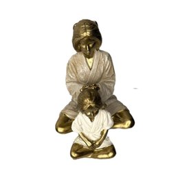 Estatua Carinho e Amor Mãe Penteando Cabelo Filha Laços entre Mãe e Filha - 1