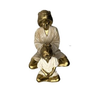 Estatua Carinho e Amor Mãe Penteando Cabelo Filha Laços entre Mãe e Filha