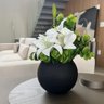 Arranjo Centro de Mesa Lírio Branco Completo Artificial Vaso Preto Decore Fácil Shop - 4