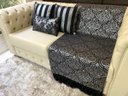 Ver mais imagens de Kit Manta Arabesco, 2 Capas de Almofada e 1 Almofada Retangular Luxo Preto e Prata 45cmx45cm