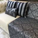 Ver imagem 6 de Kit Manta Arabesco, 2 Capas de Almofada e 1 Almofada Retangular Luxo Preto e Prata 45cmx45cm