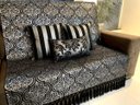 Ver imagem 5 de Kit Manta Arabesco, 2 Capas de Almofada e 1 Almofada Retangular Luxo Preto e Prata 45cmx45cm