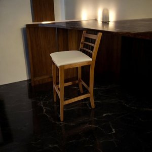 Kit 4 Banquetas Rubi Nogueira Alta em Madeira Maciça de Eucalipto, Encosto em Madeira Corino Beje