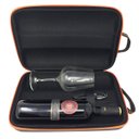 Ver imagem 3 de Maleta Porta Vinho Para Duas Garrafas em EVA Premium Com Abridor - Preta Genuinos Maleta para transp