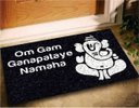 Ver imagem 1 de Tapete Capacho Decorativo Ganesha Ganapataye Mantra 60x40