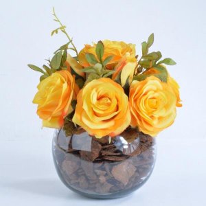 Arranjo de Rosas Artificiais Amarelas em Vaso de Vidro Bia