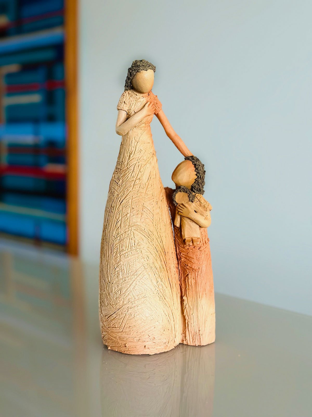 Escultura Mãe e Filha em Cerâmica - Decoração Artesanal - Escultura Mãe com Uma Filha - 2