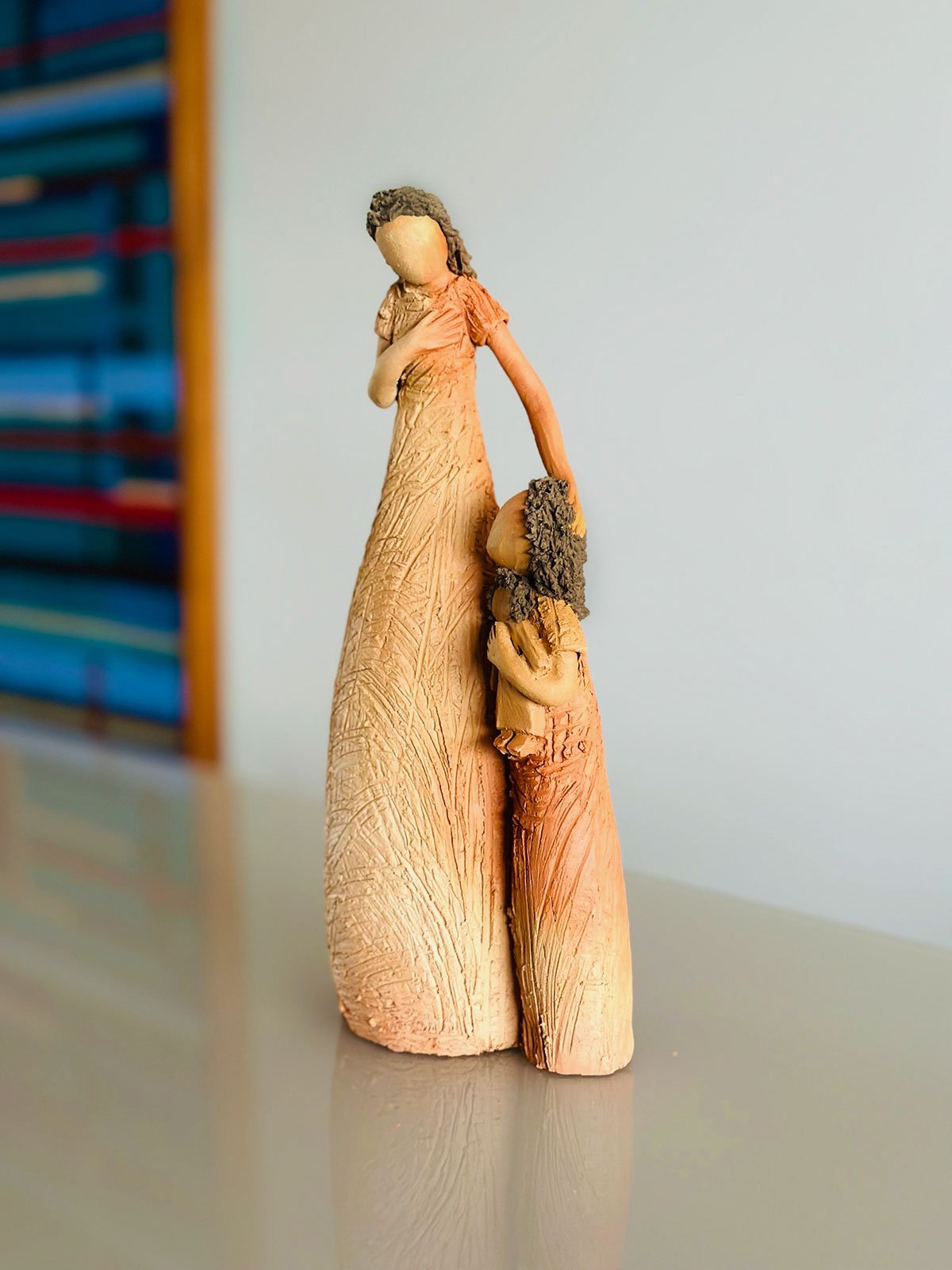 Escultura Mãe e Filha em Cerâmica - Decoração Artesanal - Escultura Mãe com Uma Filha - 3