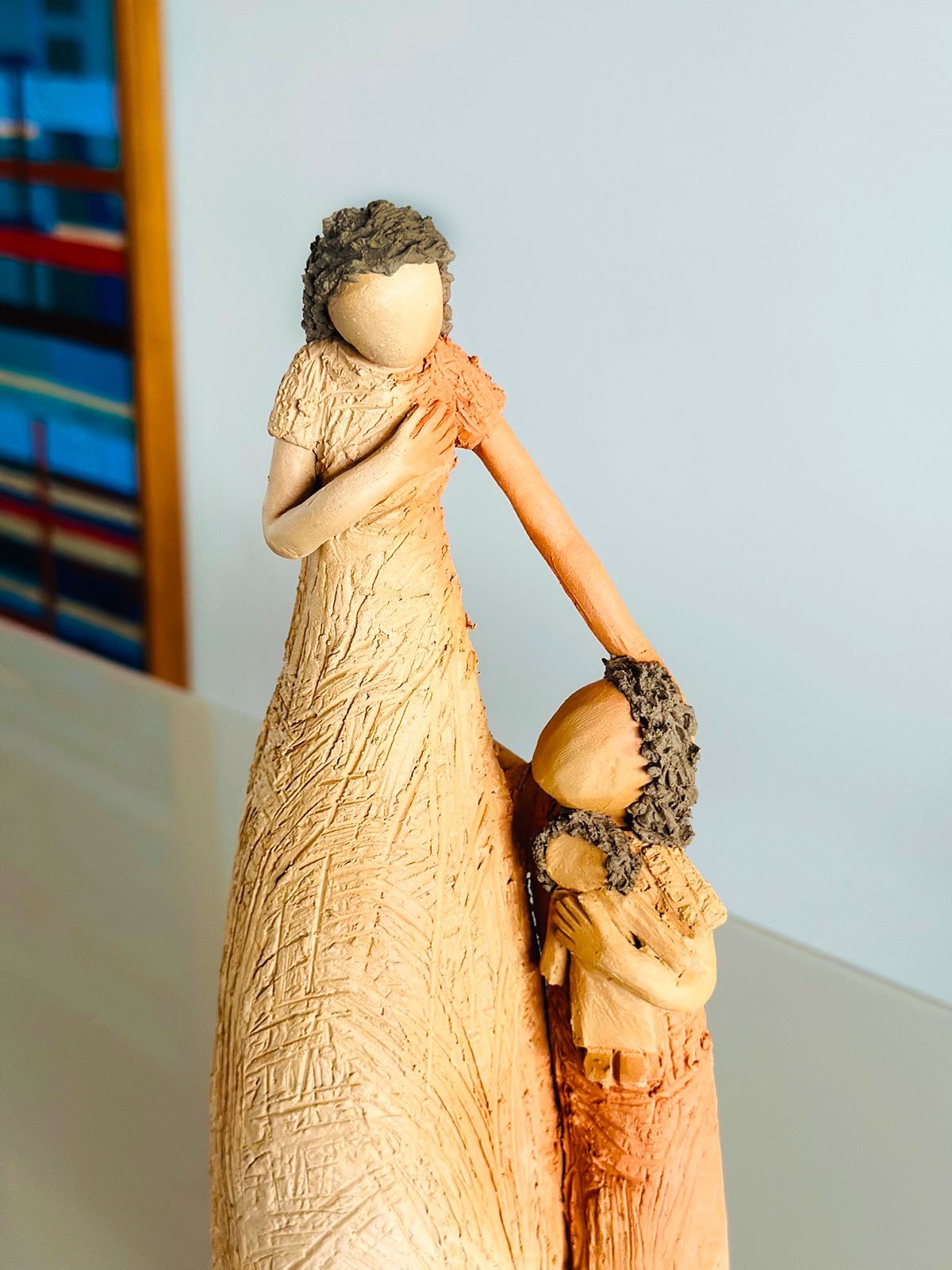 Escultura Mãe e Filha em Cerâmica - Decoração Artesanal - Escultura Mãe com Uma Filha - 4