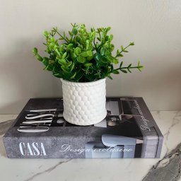 Livro decorativo 'Casa' e vaso branco de cerâmica trabalhado - 2