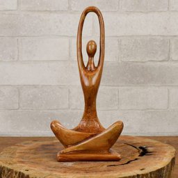 Estatueta Mulher Estilizada Mãos pra Cima 28cm Gesso Marrom - 2