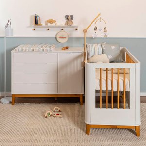 Kit Quarto Infantil Boom com Pés Mel - Berço Slim + Cômoda 4 Gavetas e 1 Porta - Branco Abra Cadabra