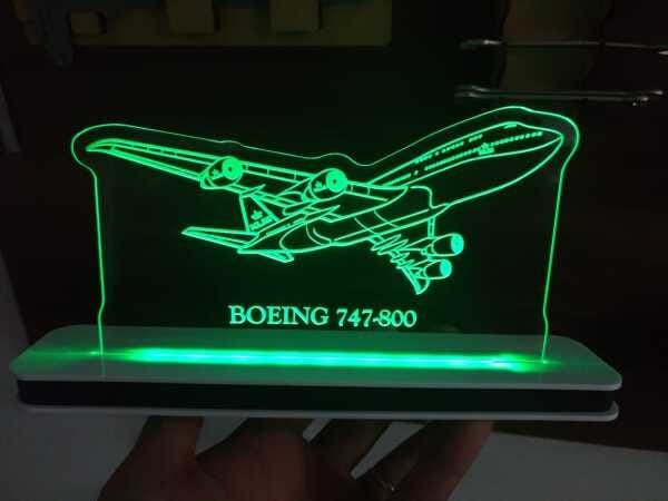 Luminária Abajur de Mesa Base Acrílica LED Avião Boeing 747 - Verde - 1