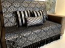 Ver imagem 5 de Kit Manta Arabesco, 2 Capas de Almofada e 1 Almofada Retangular Luxo Preto e Prata 45x45cm