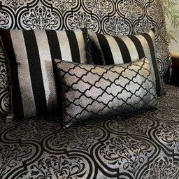 Kit Manta Arabesco, 2 Capas de Almofada e 1 Almofada Retangular Luxo Preto e Prata 45x45cm - 4