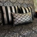 Ver imagem 4 de Kit Manta Arabesco, 2 Capas de Almofada e 1 Almofada Retangular Luxo Preto e Prata 45x45cm