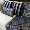 Ver imagem 6 de Kit Manta Arabesco, 2 Capas de Almofada e 1 Almofada Retangular Luxo Preto e Prata 45x45cm