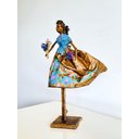 Ver imagem 2 de Escultura Mulher com Flores. Uma Peça Única, Artesanal, Feita em Papietagem