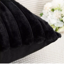 Ver imagem 5 de Kit 2 Capas P/ Almofada em Pelucia Wave Soft - 43x43 Cm Preto