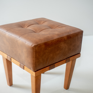 Puff Quadrado Apolo para Sala Madeira Maciça em Couro Marrom