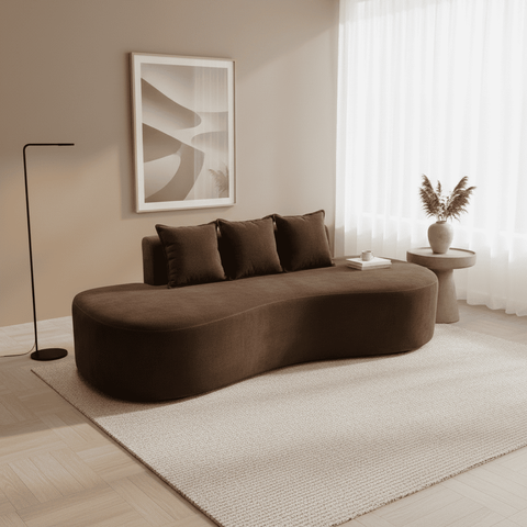 Sofá Tóquio Puff Orgânico Suede 200cm com 3 Almofadas Design Curvo Luxo para Sala e Recepção:Marrom