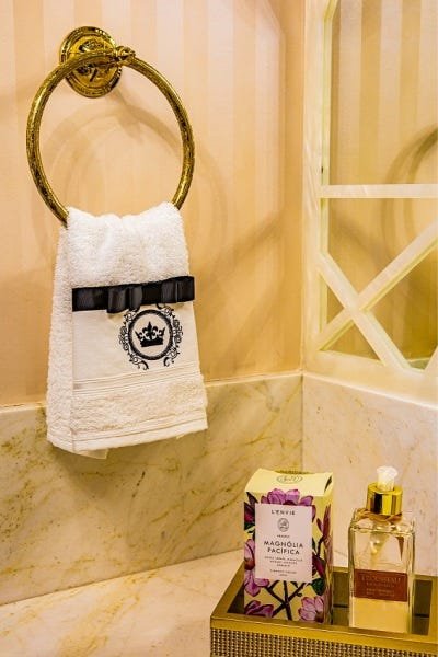 Toalha de mãos bordada para lavabo 30 cm x 45cm