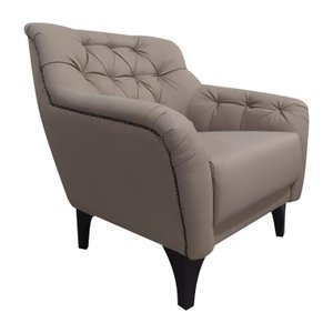 Poltrona Decorativa em Linho Bege Escuro com Tachas e Pés de Madeira Maciça Shaula Harmônica Mó