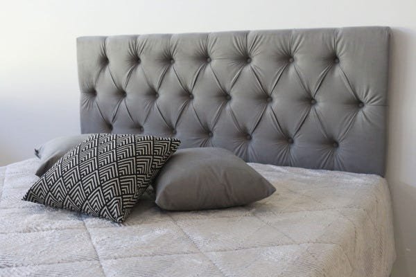 Cabeceira Estofada King 200x60cm Cinza Com Botões Na Mesma Cor - 1