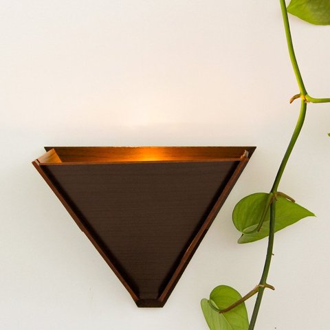 Arandela Luminária Decorativa Vazado Aletado Madeira Triangular 12x17cm Soq G9 Cor:café