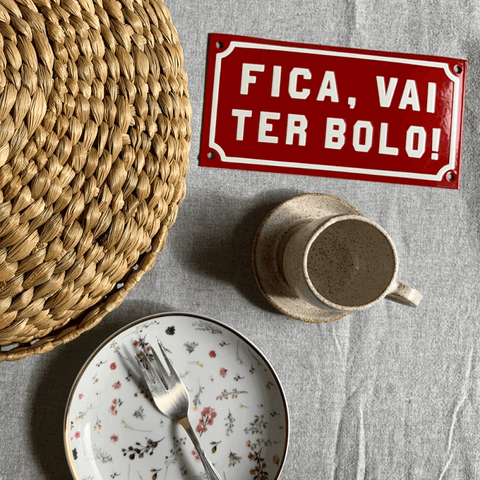 Placa Decorativa Esmaltada - Fica, Vai Ter Bolo. - Casa Toco