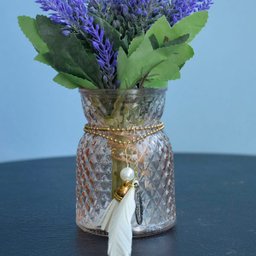 Flores Artificiais Arranjo de Lavandas No Vaso com Pingente Dourado| Linha Permanente Formosinha - 9 Flores Artificiais Arranjo de Lavandas No Vaso com Pingente Dourado| Linha Permanente Formosinha - 9