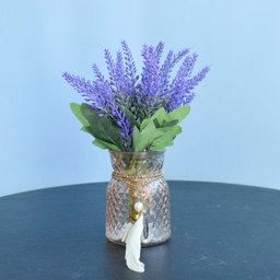 Flores Artificiais Arranjo de Lavandas No Vaso com Pingente Dourado| Linha Permanente Formosinha - 1 Flores Artificiais Arranjo de Lavandas No Vaso com Pingente Dourado| Linha Permanente Formosinha - 1