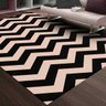 Tapete Sala Quarto Chevron Listrado 1,00Mx1,40M Antiderrapante Preto com Bege Casa Dona - 1