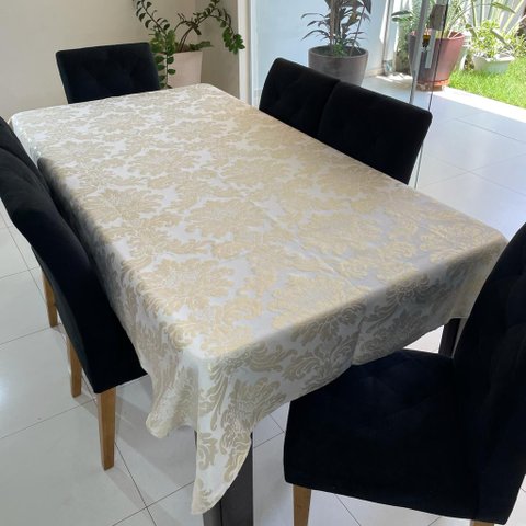 Toalha de Mesa Redonda em Jacquard Luxo Medalhão Branco e Dourado - 2,80M