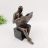 Escultura Homem Lendo Jornal Marrom 20x11x14cm Resina - 2