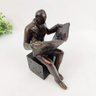 Escultura Homem Lendo Jornal Marrom 20x11x14cm Resina - 3