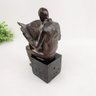 Escultura Homem Lendo Jornal Marrom 20x11x14cm Resina - 7