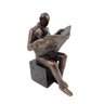 Escultura Homem Lendo Jornal Marrom 20x11x14cm Resina - 1