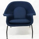 Ver imagem 3 de Poltrona Womb Chair com puff linho azul marinho base preta - Poltronas do Sul