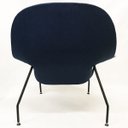Ver imagem 7 de Poltrona Womb Chair com puff linho azul marinho base preta - Poltronas do Sul