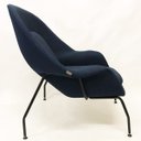 Ver imagem 5 de Poltrona Womb Chair com puff linho azul marinho base preta - Poltronas do Sul