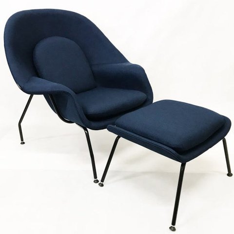 Poltrona Womb Chair com puff linho azul marinho base preta - Poltronas do Sul