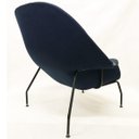 Ver imagem 6 de Poltrona Womb Chair com puff linho azul marinho base preta - Poltronas do Sul