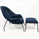 Ver imagem 2 de Poltrona Womb Chair com puff linho azul marinho base preta - Poltronas do Sul