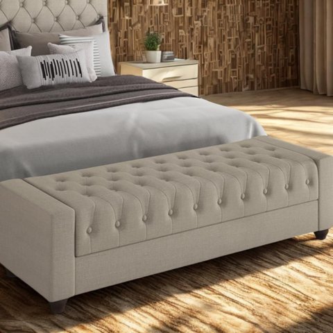 Puff Baú Bellmont em Linho Bege 1,40m com Botonê Pés em Madeira Elegante e Moderno