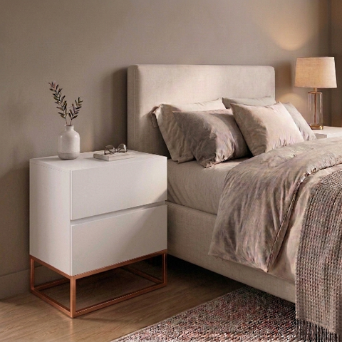 Mesa de Cabeceira Eros Branca 60cm com 2 Gavetas Pés de Metal Cobre Estilo Industrial